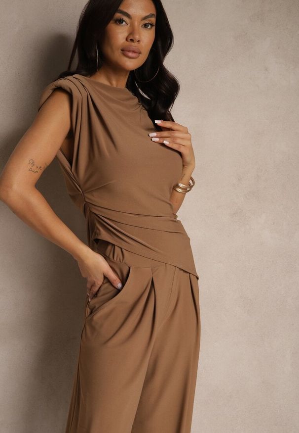 Renee - Brązowy Komplet Bluzka z Poduszkami w Ramionach i Proste Spodnie z Gumką w Pasie Divanes. Kolor: brązowy