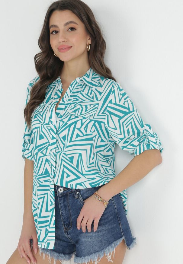 Born2be - Zielono-Biała Koszula z Wiskozy w Fantazyjny Print Valyna. Okazja: na co dzień. Typ kołnierza: dekolt w kształcie V, kołnierzyk klasyczny. Kolor: zielony. Materiał: wiskoza. Długość rękawa: długi rękaw. Długość: długie. Wzór: nadruk. Styl: casual, klasyczny