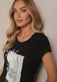Renee - Czarny Dopasowany T-shirt z Bawełny z Nadrukiem z Kwiatem Slerra. Okazja: na co dzień, na spacer. Kolor: czarny. Materiał: bawełna. Wzór: kwiaty, nadruk. Styl: klasyczny, elegancki, casual #5