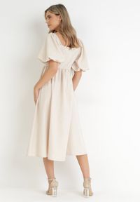 Born2be - Beżowa Rozkloszowana Sukienka Midi z Bufiastymi Rękawami i Kwadratowym Dekoltem Ceania. Okazja: na co dzień. Typ kołnierza: dekolt kwadratowy. Kolor: beżowy. Wzór: gładki. Typ sukienki: proste. Materiał: tkanina. Sezon: lato. Styl: casual, elegancki. Długość: midi #3