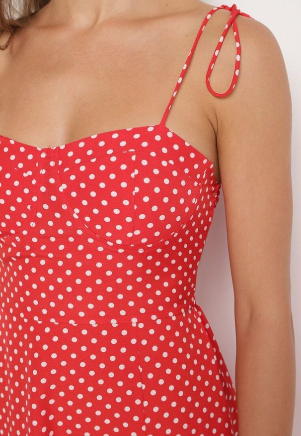 Born2be - Czerwona Sukienka Midi w Kropki na Ramiączkach Ionttis. Kolor: czerwony. Materiał: tkanina. Długość rękawa: na ramiączkach. Wzór: kropki. Długość: midi