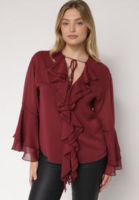 Born2be - Bordowa Bluzka w Rustykalnym Stylu z Wiązaniem i Falbankami Nenarea. Okazja: do pracy, na co dzień, na spotkanie biznesowe. Typ kołnierza: kołnierz z falbankami. Kolor: czerwony. Materiał: jeans. Styl: klasyczny, casual, elegancki, biznesowy #7