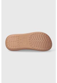 Crocs klapki Classic Crush Slide damskie kolor brązowy na platformie 208731. Kolor: brązowy. Materiał: materiał. Obcas: na platformie #3
