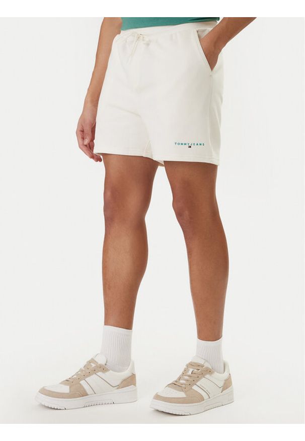 Tommy Jeans Szorty sportowe Contrast Linear DM0DM22697 Biały Regular Fit. Kolor: biały. Materiał: bawełna. Styl: sportowy