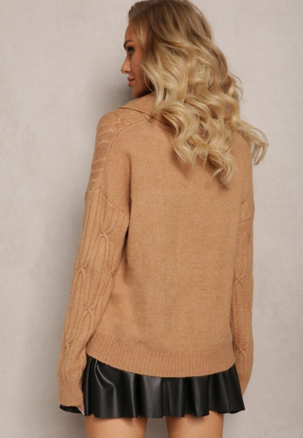 Renee - Brązowy Sweter z Dekoltem w Serek i Ozdobnym Splotem Travissa. Typ kołnierza: dekolt w serek. Kolor: brązowy. Wzór: ze splotem. Styl: elegancki