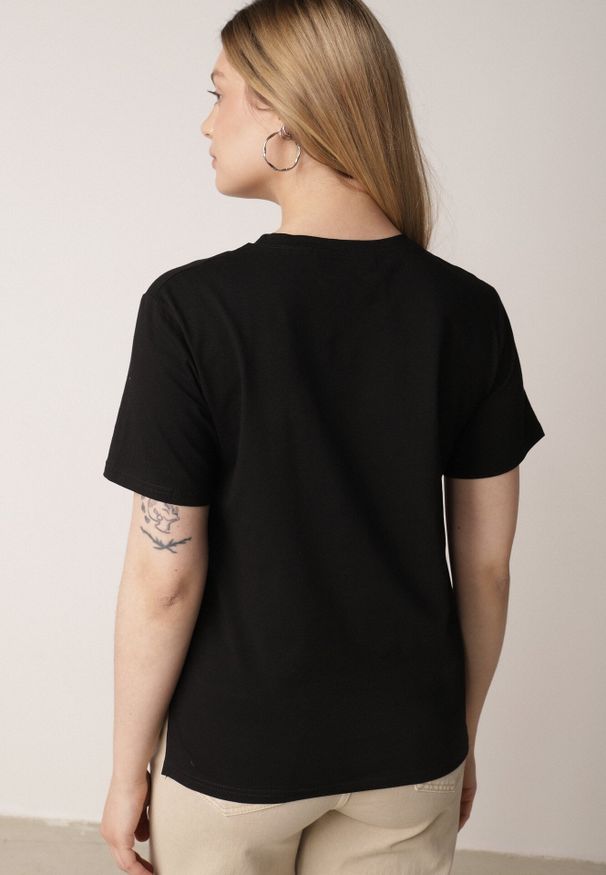 Born2be - Czarny T-shirt z Bawełny z Dłuższym Tyłem i Rozcięciami po Bokach Cordalea. Okazja: na co dzień. Kolor: czarny. Materiał: bawełna. Długość: długie. Styl: casual, elegancki