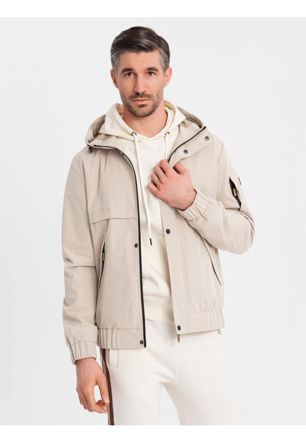 Ombre Clothing - Funkcjonalna męska kurtka przejściowa z kapturem – beżowa V3 - Rozmiar: M. Okazja: na co dzień. Typ kołnierza: kaptur. Kolor: beżowy. Materiał: tkanina, poliester, materiał. Wzór: gładki. Styl: casual