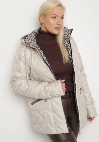 Born2be - Ciemnoszara Pikowana Kurtka z Kapturem i Podszewką w Panterkę Felandre. Okazja: na co dzień, na spacer. Typ kołnierza: kaptur. Kolekcja: plus size. Kolor: szary. Materiał: jeans. Wzór: motyw zwierzęcy. Styl: klasyczny, casual #6