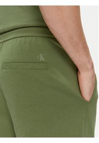 Calvin Klein Jeans Szorty sportowe Logo Repeat J30J325129 Zielony Regular Fit. Kolor: zielony. Materiał: bawełna, syntetyk. Styl: sportowy #5