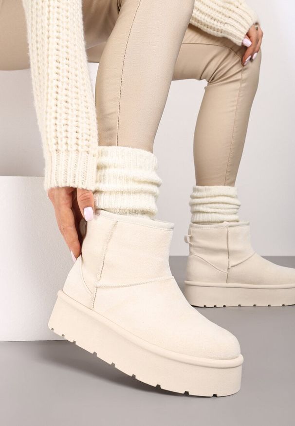 Born2be - Beżowe Śniegowce na Platformie z Wsuwaną Cholewką Irialia. Okazja: do pracy, na co dzień. Kolor: beżowy. Materiał: jeans, wełna. Szerokość cholewki: normalna. Sezon: zima. Obcas: na platformie. Styl: elegancki, casual