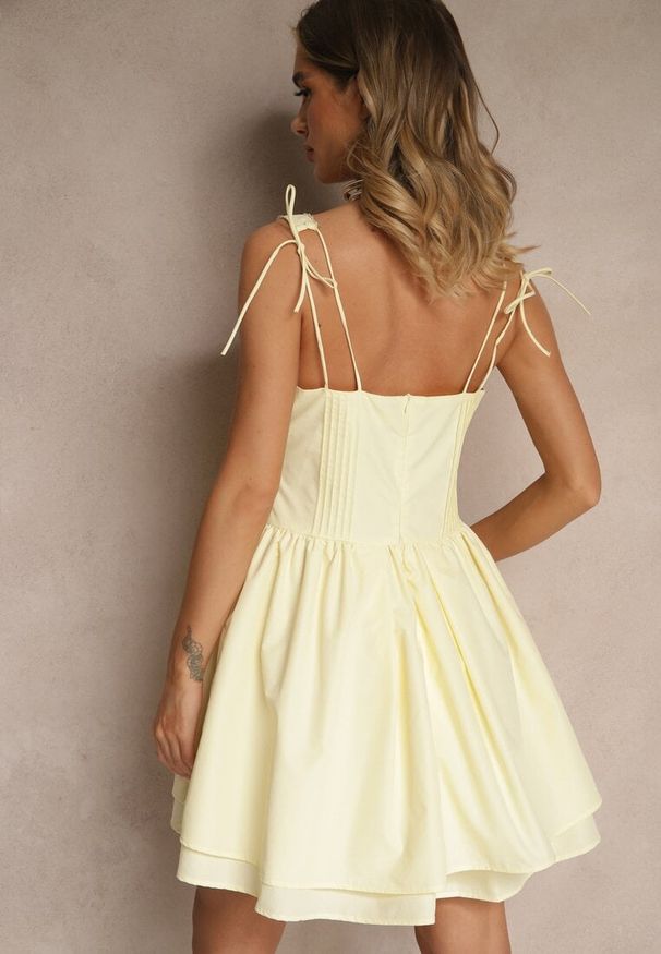 Renee - Żółta Rustykalna Sukienka Vices z Bawełny Zdobiona Wiązaniem Fenirelle. Okazja: na spacer, na imprezę, na co dzień. Typ kołnierza: dekolt w kształcie V. Kolor: żółty. Materiał: bawełna. Wzór: aplikacja. Sezon: lato. Styl: casual, elegancki