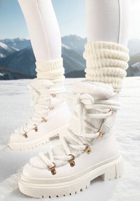 Born2be - Białe Botki Traperki z Ozdobnym Sznurowaniem i Kożuszkiem Godhilde. Okazja: na co dzień. Kolor: biały. Materiał: wełna, dzianina. Szerokość cholewki: normalna. Styl: casual #1