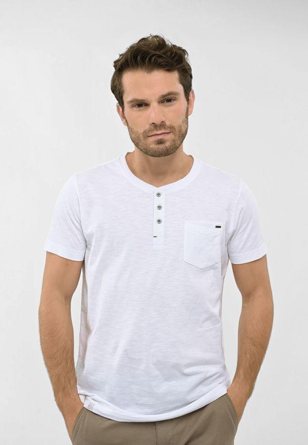 Volcano - T-shirt z rozpinanym dekoltem T-HUBRIS. Kolekcja: plus size. Kolor: biały. Materiał: włókno, bawełna, materiał. Długość rękawa: krótki rękaw. Długość: krótkie. Wzór: aplikacja. Styl: klasyczny