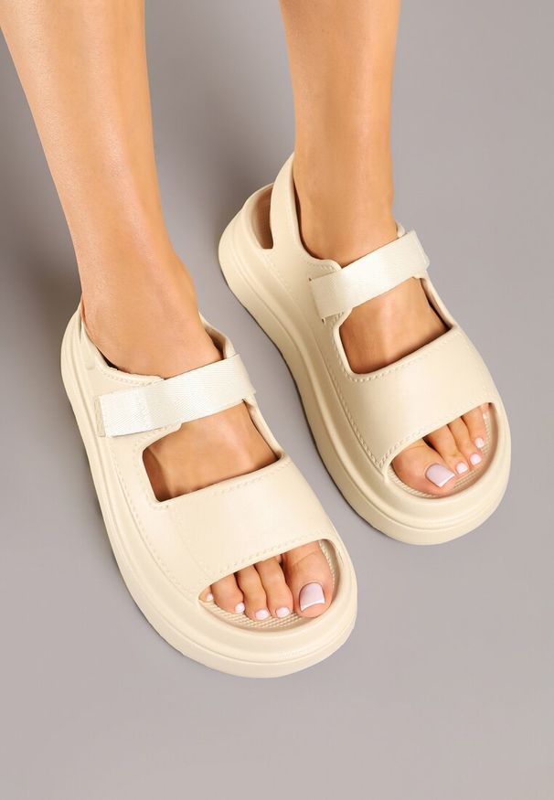 Renee - Beżowe Sandały z Pianki na Platformie Zapinane na Rzep Rosavinea. Zapięcie: rzepy. Kolor: beżowy. Materiał: jeans. Obcas: na platformie. Styl: elegancki