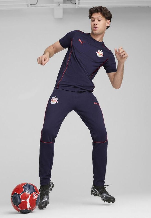 Puma - Męskie spodnie Casuals FC Red Bull Salzburg PUMA Navy Red Blue. Kolor: czerwony, niebieski, wielokolorowy. Materiał: materiał