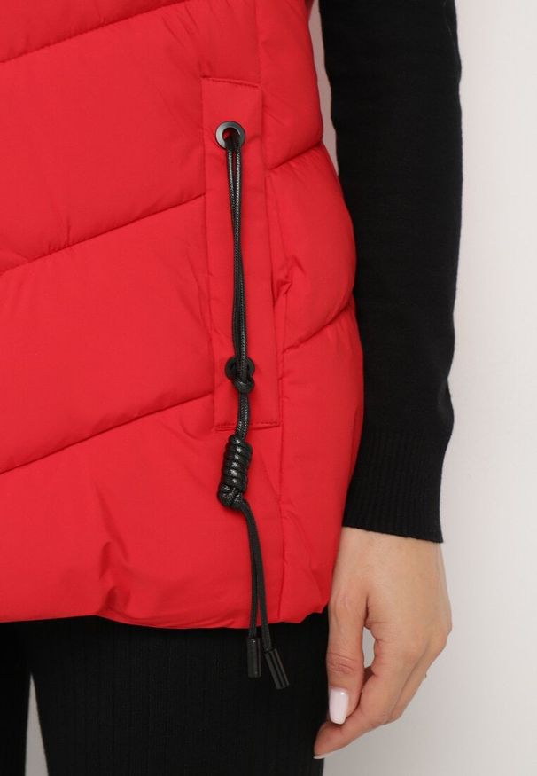 Born2be - Czerwona Kamizelka z Pikowanymi Przeszyciami i Kapturem Edirea. Okazja: na co dzień. Typ kołnierza: golf. Kolor: czerwony. Materiał: jeans, bawełna. Styl: klasyczny, wizytowy, casual