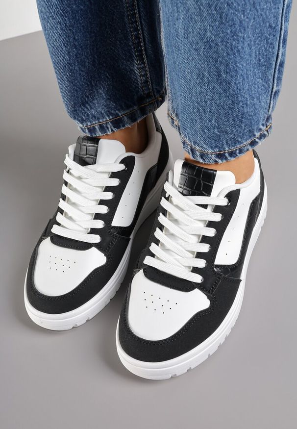 Renee - Biało-Czarne Sneakersy Ozdobione Perforacją i Geometrycznym Motywem Idariele. Okazja: na co dzień. Kolor: biały. Wzór: aplikacja, geometria