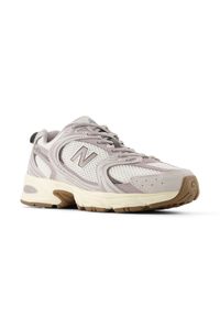 Buty unisex New Balance U5307VI – szare. Kolor: szary. Materiał: syntetyk, materiał, zamsz. Szerokość cholewki: normalna. Sezon: lato. Sport: turystyka piesza #2