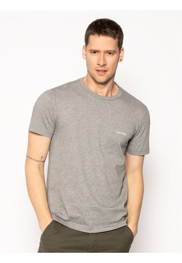 Calvin Klein T-Shirt Chest Logo K10K104062 Szary Regular Fit. Kolor: szary. Materiał: bawełna
