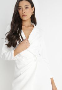 Born2be - Biała Sukienka Ionitheme. Okazja: do pracy, na spotkanie biznesowe. Typ kołnierza: dekolt w serek. Kolor: biały. Styl: klasyczny, elegancki, biznesowy #5