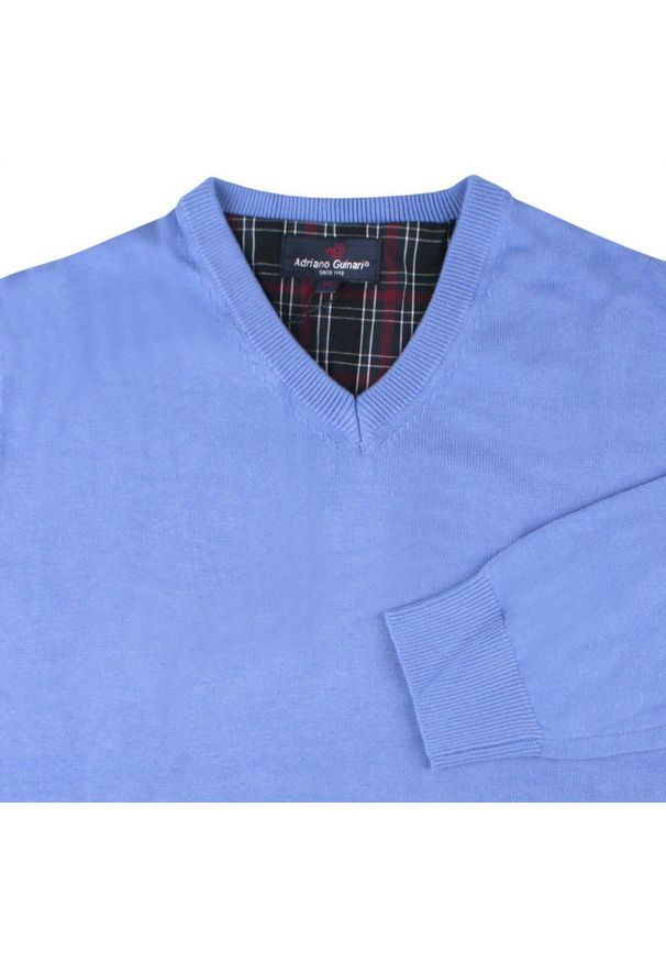 Męski, Bawełniany Sweter w Serek (V-neck) - Adriano Guinari - Niebieski. Okazja: na spotkanie biznesowe, do pracy, na co dzień. Typ kołnierza: dekolt w serek. Kolor: niebieski. Materiał: bawełna. Styl: elegancki, casual, klasyczny, biznesowy