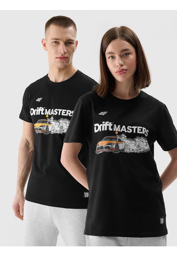 4f - T-shirt regular z nadrukiem uniseks 4F x Drift Masters - czarny. Okazja: na co dzień. Kolor: czarny. Materiał: bawełna, jersey, dzianina. Wzór: nadruk. Styl: sportowy, casual, klasyczny