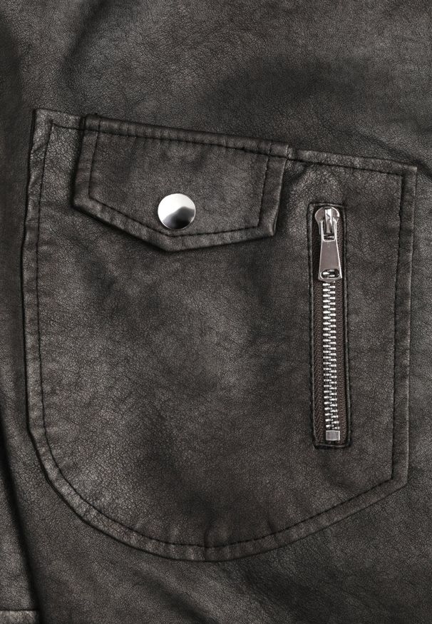 Born2be - Ciemnoszara Kurtka Ramoneska z Kieszeniami i Paskiem z Klamrą Polvila. Okazja: na co dzień. Kolor: szary. Materiał: jeans. Długość rękawa: długi rękaw. Długość: długie. Styl: rockowy, casual, klasyczny, elegancki