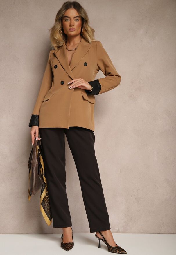 Renee - Brązowa Taliowana Marynarka Ozdobiona Klapami Evelhiria. Okazja: na co dzień. Kolor: brązowy. Materiał: jeans. Wzór: aplikacja. Styl: casual, elegancki, klasyczny