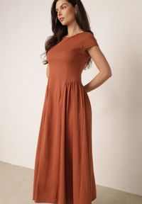 Born2be - Czerwona Wiskozowa Sukienka Taliowana z Przeszyciami Perusa. Okazja: na co dzień. Kolor: czerwony. Materiał: wiskoza. Typ sukienki: proste. Styl: elegancki, casual #5
