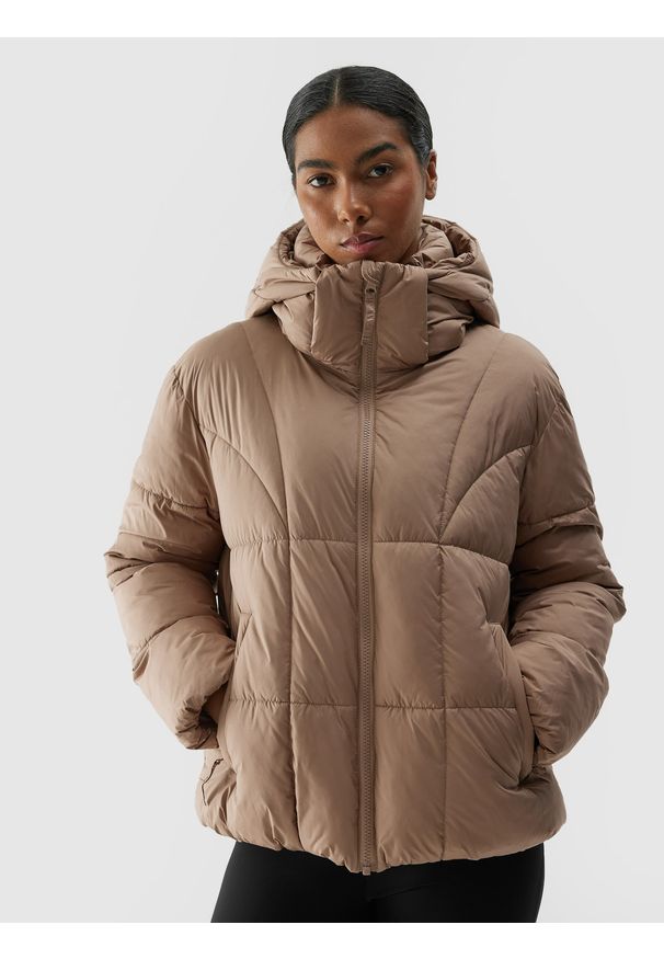 4f - Kurtka puchowa z wypełnieniem syntetycznym damska. Kolor: beżowy. Materiał: syntetyk, puch. Sezon: zima