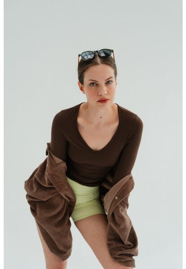 MOONHOLI - Longsleeve do jogi damski Moonholi NY Chic z długim rękawem. Kolor: brązowy. Długość rękawa: długi rękaw. Długość: długie. Sport: joga i pilates