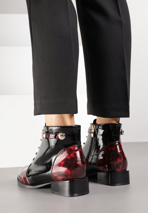 Renee - Czarno-Czerwone Botki Vices ze Sprzączką Gelrina. Okazja: na co dzień, na imprezę. Zapięcie: sprzączka. Kolor: czarny. Obcas: na obcasie. Styl: casual. Wysokość obcasa: średni