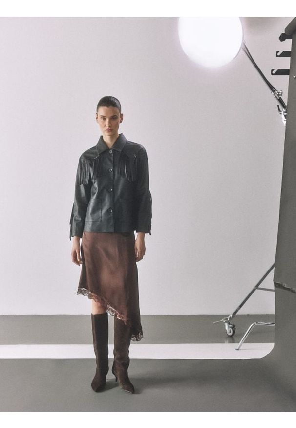 Reserved - Spódnica z asymetrycznym dołem - ciemnobrązowy. Kolor: brązowy. Materiał: tkanina, wiskoza