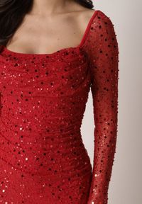 Born2be - Czerwona Cekinowa Sukienka VICES o Dopasowanym Kroju z Wiązaniem Adrasalphia. Kolor: czerwony. Styl: klasyczny, elegancki #6