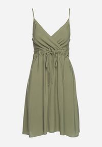 Born2be - Ciemnozielona Bawełniana Sukienka na Cienkich Regulowanych Ramiączkach z Kopertowym Dekoltem Pennea. Okazja: na co dzień. Typ kołnierza: dekolt kopertowy. Kolor: zielony. Materiał: bawełna. Długość rękawa: na ramiączkach. Typ sukienki: kopertowe. Styl: elegancki, sportowy, casual #6