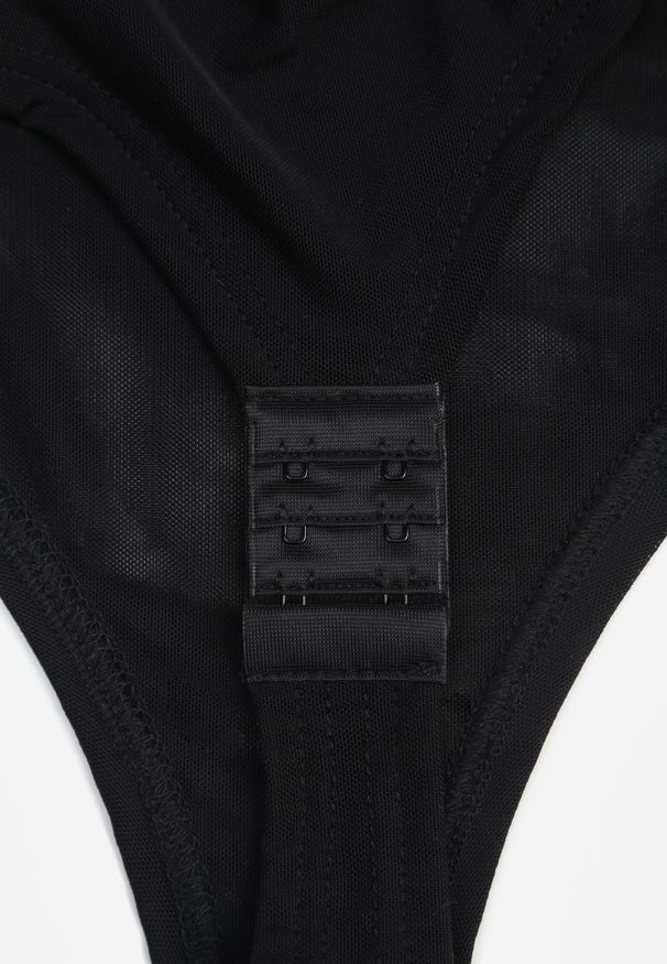 Renee - Czarne Body Longsleeve ze Stójką z Siateczki z Domieszką Wiskozy Liravia. Okazja: na randkę, na co dzień. Typ kołnierza: kołnierzyk stójkowy. Kolor: czarny. Materiał: wiskoza. Długość rękawa: długi rękaw. Styl: casual