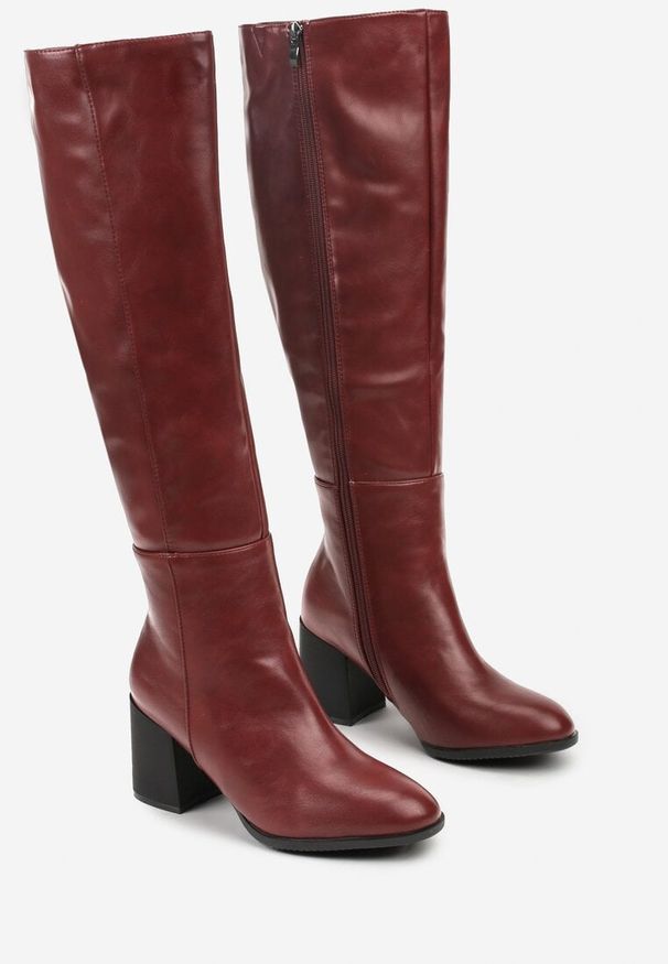 Renee - Bordowe Kozaki Vices na Słupku z Przeszyciami Codvira. Okazja: na co dzień. Kolor: czerwony. Materiał: jeans. Obcas: na słupku. Styl: street, casual, klasyczny, elegancki