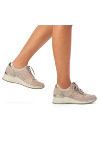 Buty damskie sportowe na koturnie ażurowe beżowe Rieker N4346-60 beżowy. Kolor: beżowy. Wzór: ażurowy. Obcas: na koturnie #10