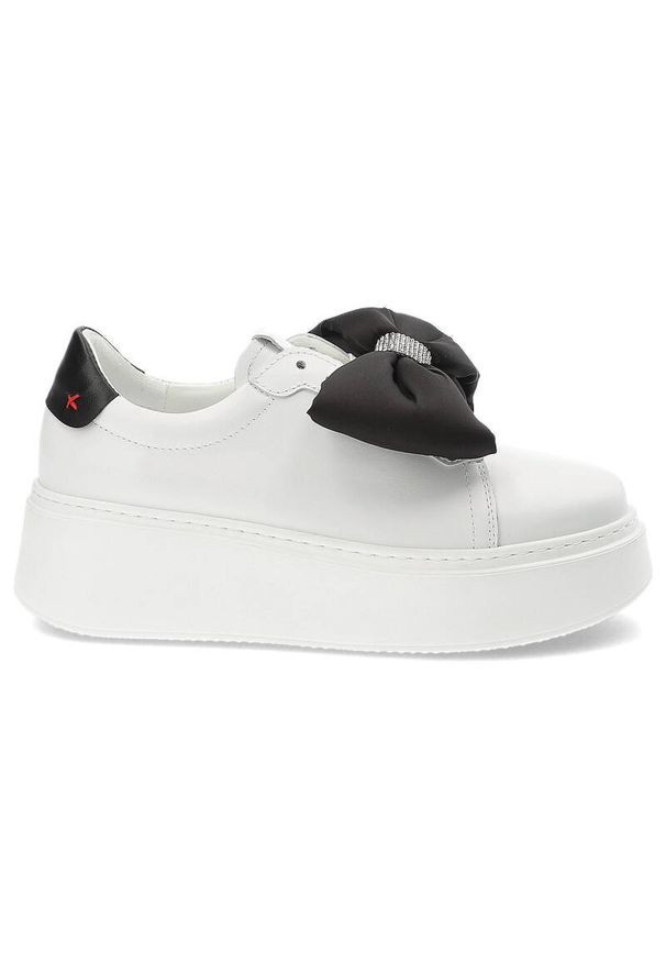 CheBello - Białe Sneakersy Chebello Modne Buty Damskie Z Kokardą. Kolor: biały. Materiał: skóra