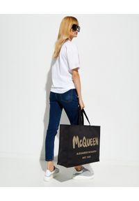 Alexander McQueen - ALEXANDER MCQUEEN - Granatowe jeansy z wysokim stanem. Stan: podwyższony. Kolor: niebieski