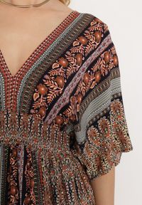 Born2be - Brązowa Boho Sukienka z Szerokimi Rękawami z Gumką w Pasie i Wiązaniem na Plecach Piomina. Typ kołnierza: choker, dekolt w kształcie V. Kolor: brązowy. Wzór: aplikacja. Styl: boho