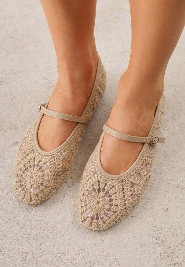Renee - Ciemnobeżowe Plecione Balerinki Boho w Stylu Mary Jane z Siateczki Raithea. Nosek buta: okrągły. Zapięcie: pasek. Kolor: beżowy. Wzór: ażurowy, haft. Styl: boho