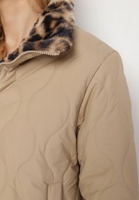 Born2be - Beżowa Pikowana Kurtka Dwustronna ze Stójką i Ściągaczem z Futerkiem w Panterkę Cesila. Okazja: na co dzień. Typ kołnierza: kołnierzyk stójkowy. Kolor: beżowy. Materiał: futro. Długość rękawa: długi rękaw. Długość: długie. Wzór: motyw zwierzęcy. Styl: casual, klasyczny #4