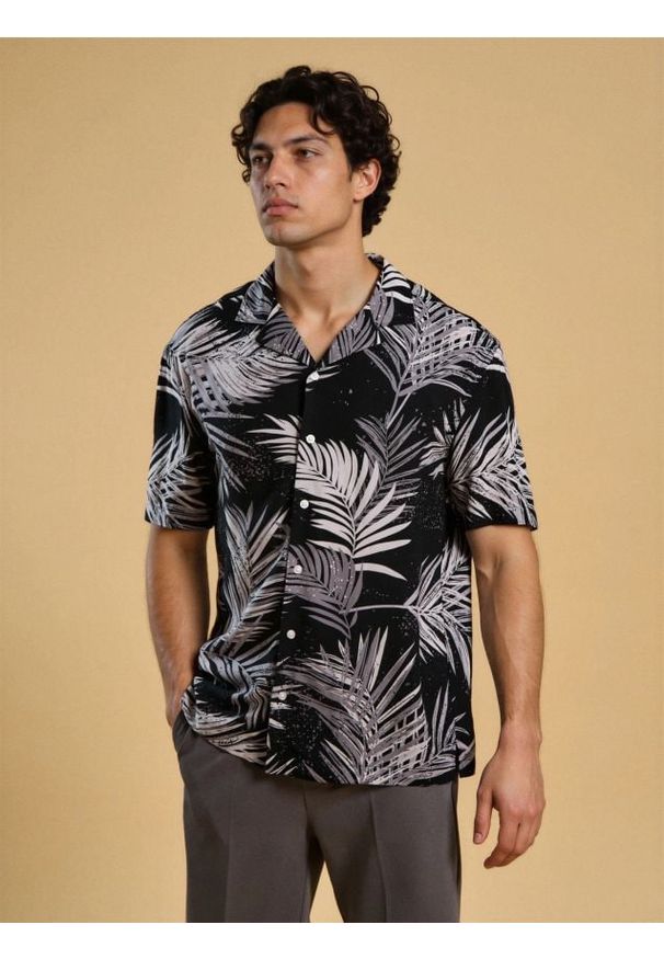 Sinsay - Wiskozowa koszula z letnim motywem - czarny. Kolor: czarny. Materiał: wiskoza. Sezon: lato