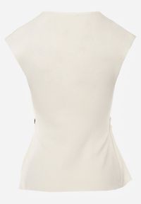 Renee - Beżowa Kopertowa Bluzka z Wiskozą Ozdobiona Metaliczną Aplikacją Sanadra. Okazja: na imprezę. Typ kołnierza: dekolt kopertowy. Kolor: beżowy. Materiał: wiskoza. Wzór: aplikacja. Styl: elegancki #5