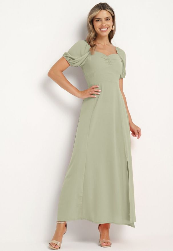 Born2be - Zielona Koktajlowa Sukienka Typu Hiszpanka z Rozcięciem Vikita. Typ kołnierza: dekolt hiszpanka. Kolor: zielony. Długość rękawa: krótki rękaw. Styl: wizytowy