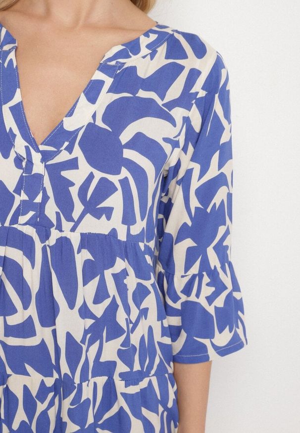 Born2be - Niebieska Wiskozowa Rozkloszowana Sukienka z Abstrakcyjnym Wzorem Liracalia. Okazja: na co dzień. Kolor: niebieski. Materiał: wiskoza. Styl: casual, elegancki