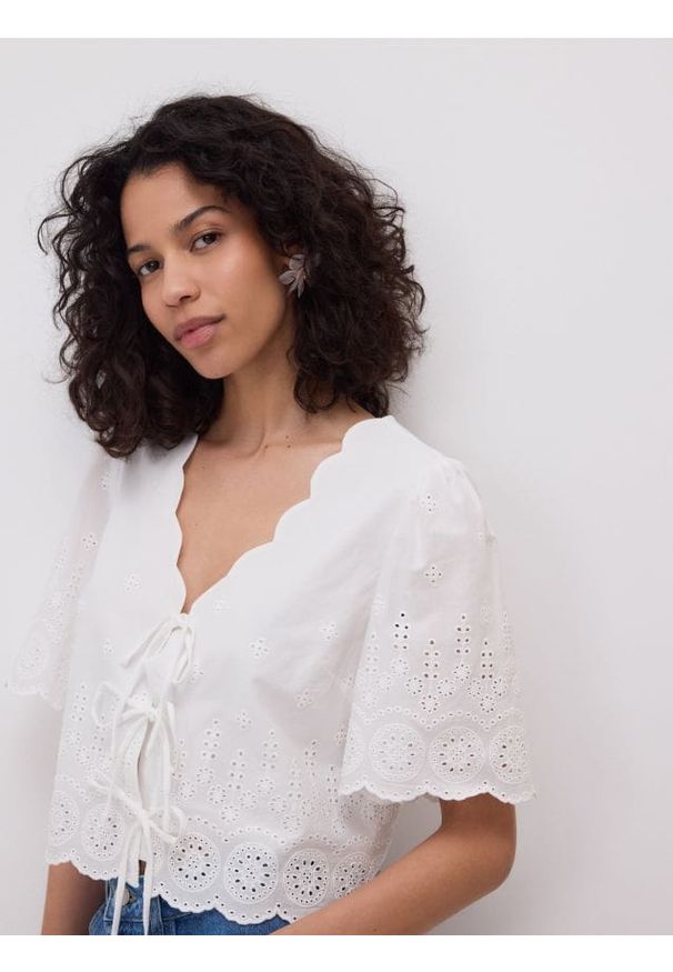 Reserved - Bluzka z ażurowymi detalami - biały. Kolor: biały. Materiał: bawełna, tkanina. Wzór: ażurowy