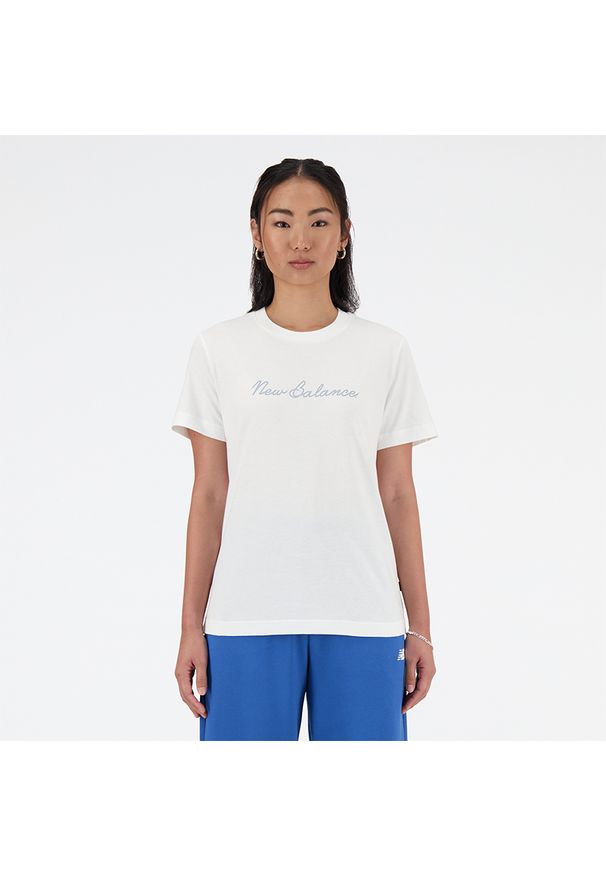 Koszulka damska New Balance WT41909WT – biała. Kolor: biały. Materiał: bawełna. Długość rękawa: krótki rękaw. Długość: krótkie. Wzór: napisy