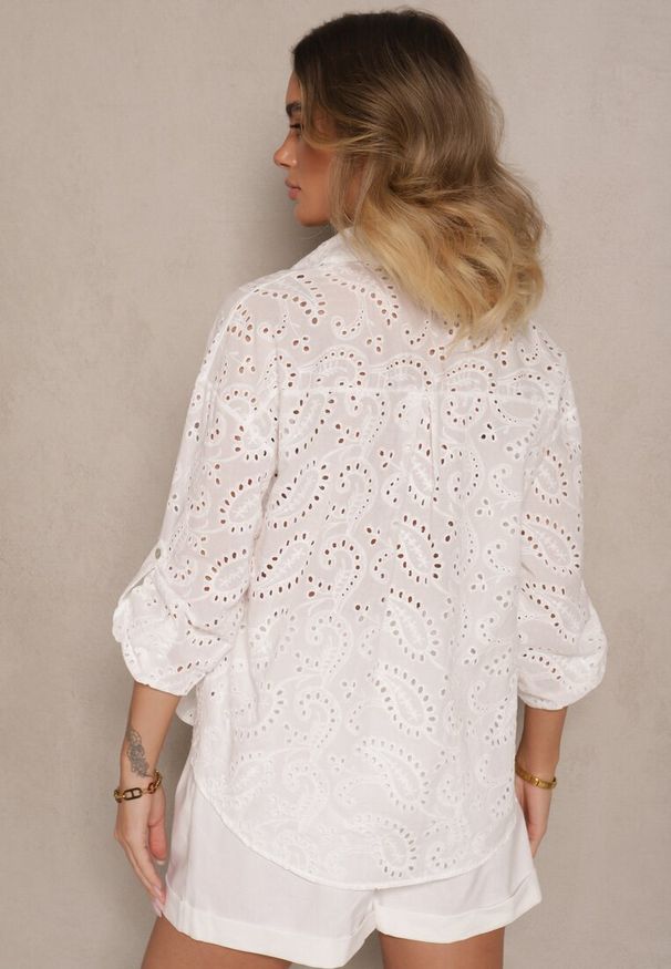 Renee - Biała Ażurowa Koszula z Bawełny Zdobiona Haftem Reivalora. Okazja: na co dzień. Typ kołnierza: kołnierzyk klasyczny. Kolor: biały. Materiał: bawełna. Długość rękawa: długi rękaw. Długość: długie. Wzór: aplikacja, ażurowy, haft. Styl: elegancki, klasyczny, casual